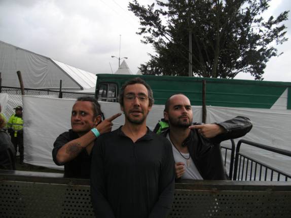 Com os amigos Andrés e Oscar, baterista e vocalista do The Hall Effect, antes do show em Bogotá, na Colômbia